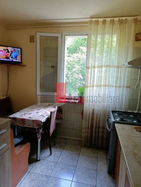 Brancoveanu, Izvorul Rece, vanzare apartament 4 camere decomandat.