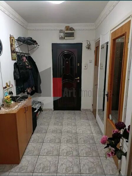 Brancoveanu, Izvorul Rece, vanzare apartament 4 camere decomandat.